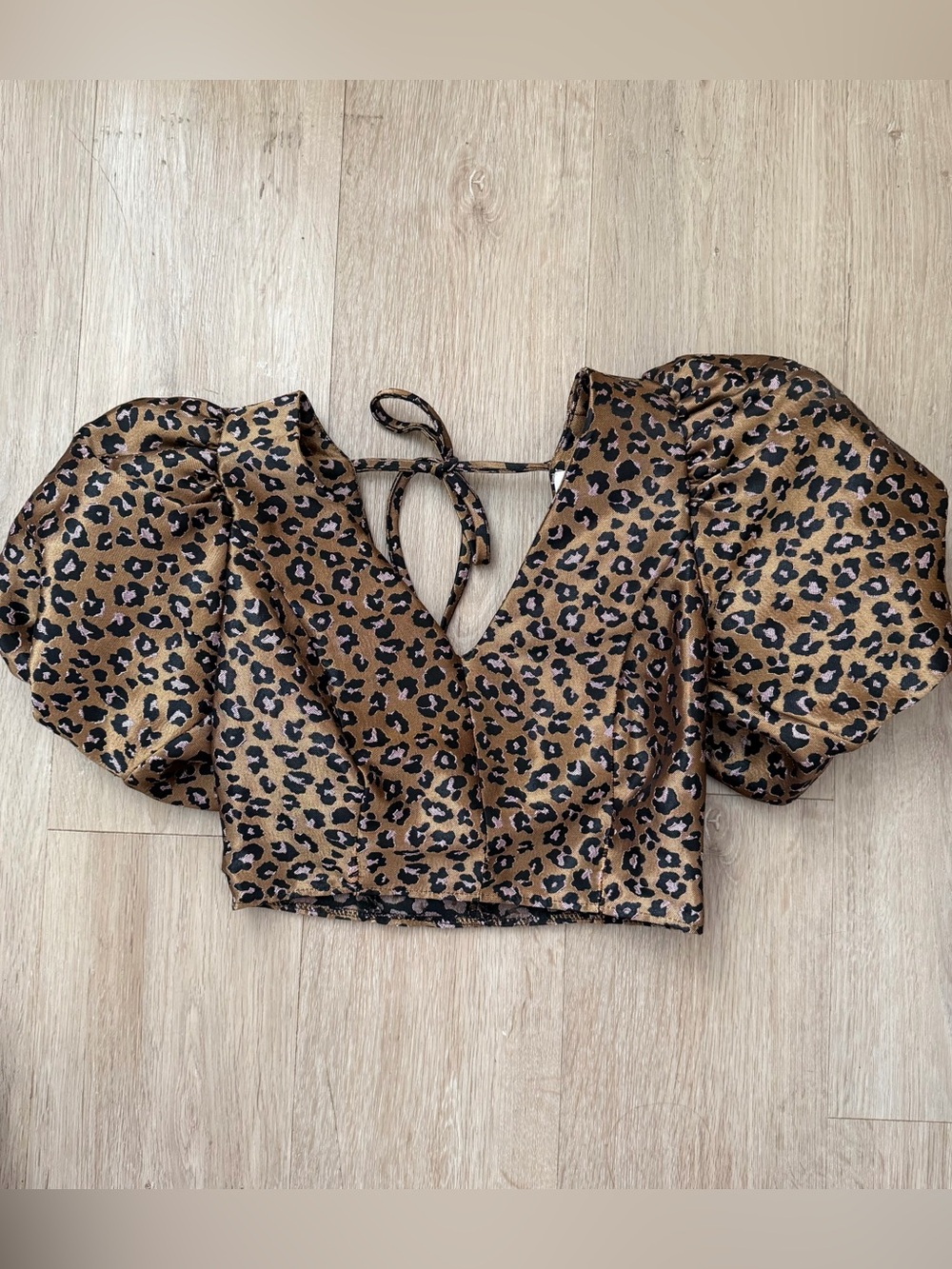 Leopard Print V-Neck Puff Sleeve Crop Top